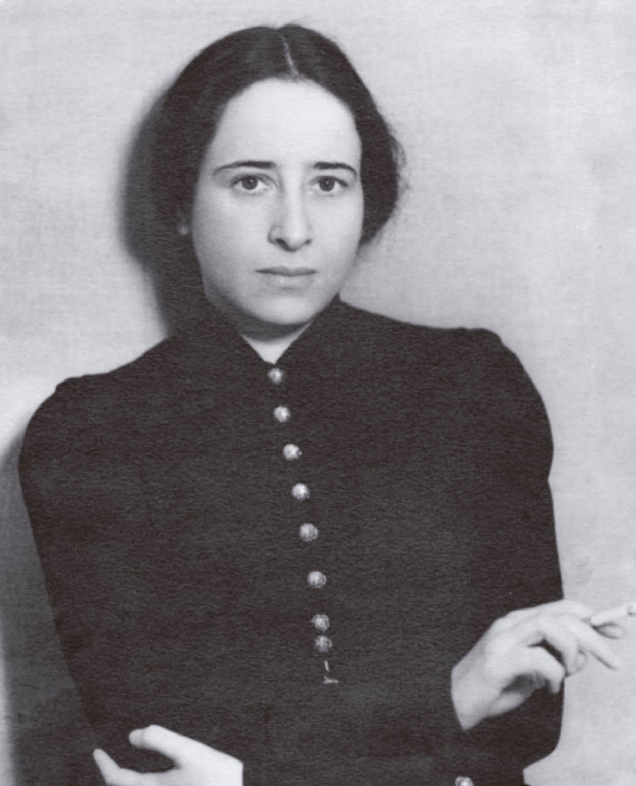 Hannah Arendt, Von Autor/-in unbekannt - Young-Bruehl, Elisabeth Yale University Press Hannah Arendt: For Love of the World ISBN: 978-0-300-10588-9., Gemeinfrei, https://commons.wikimedia.org/w/index.php?curid=73609659